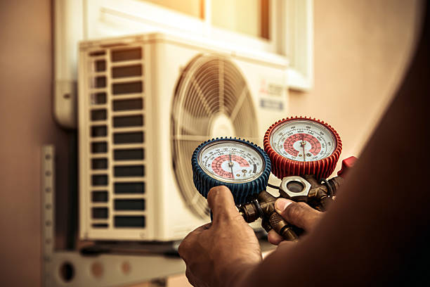 Professional Hvac technician working in Machesney Park, IL